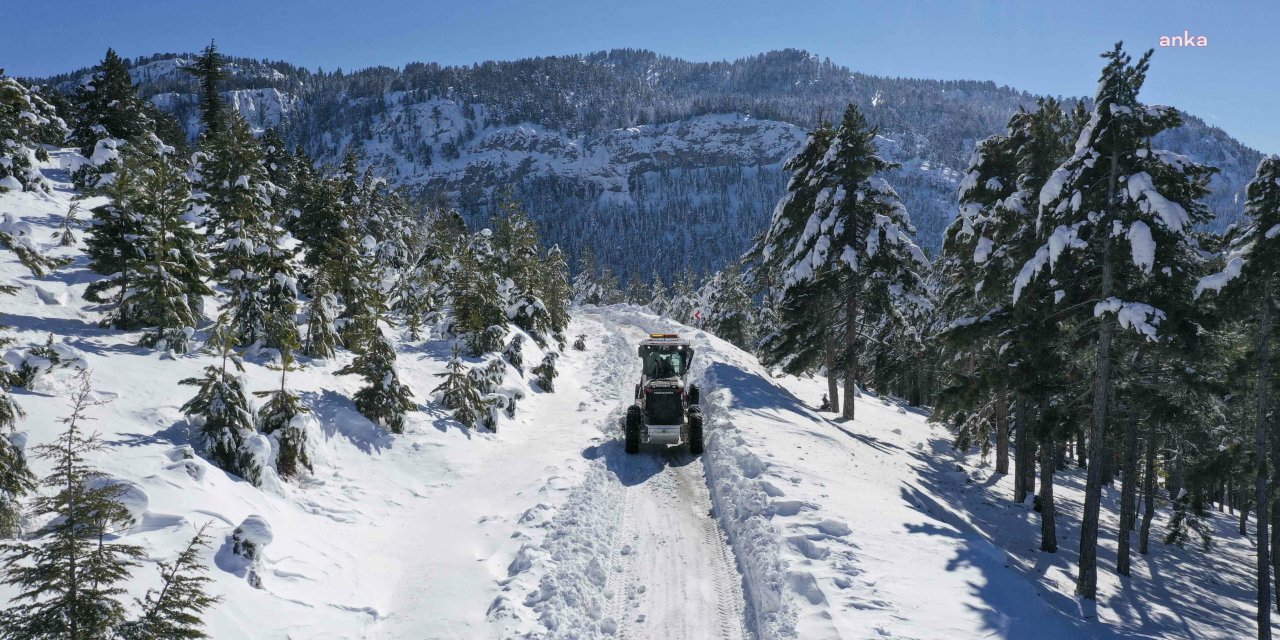 Adana Büyükşehir karla mücadeleyi aralıksız sürdürüyor