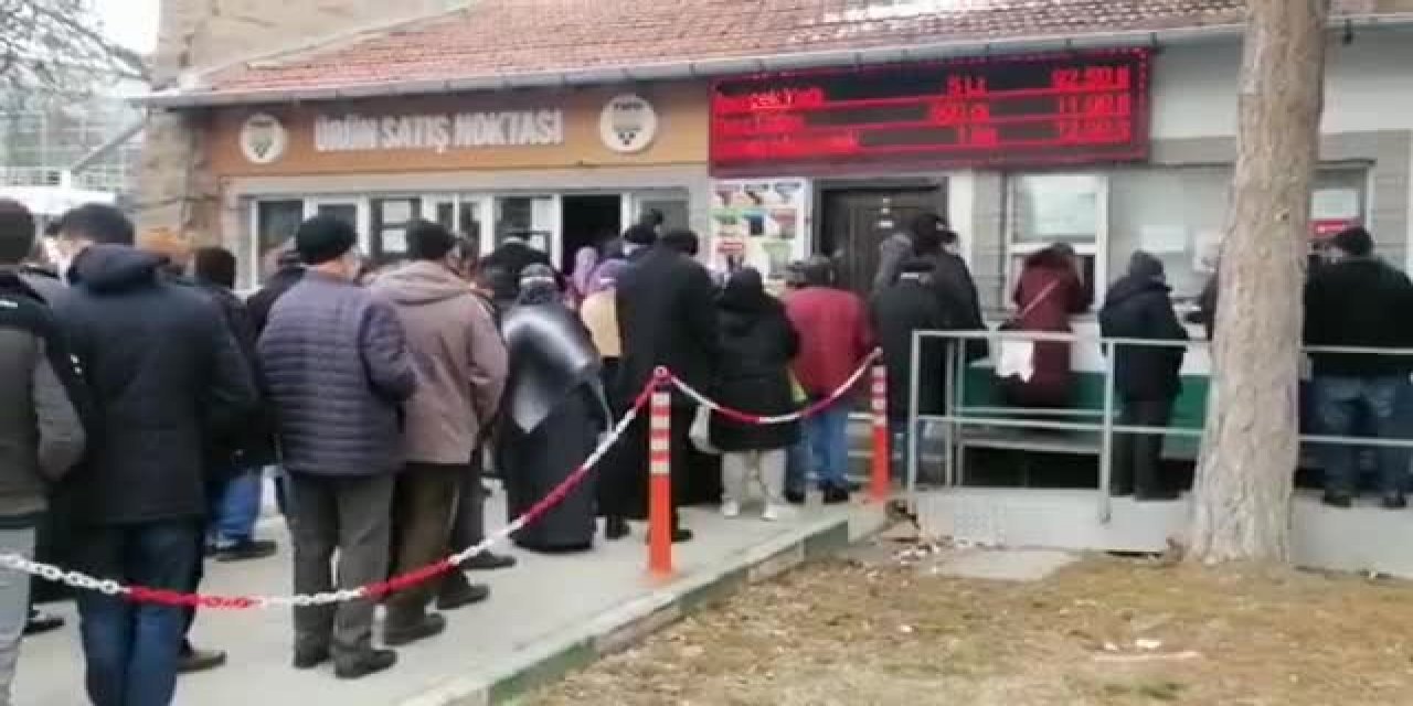 CHP'li Özkan Kayseri'deki gıda kuyruğunu paylaştı: "AKP yönetemiyor, dört yanı kuyruklarla dolu"