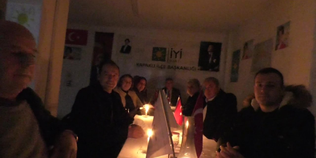 İYİ Parti'den zamlara tepki: Toplantıyı gaz lambası ve mum ışığında yaptılar