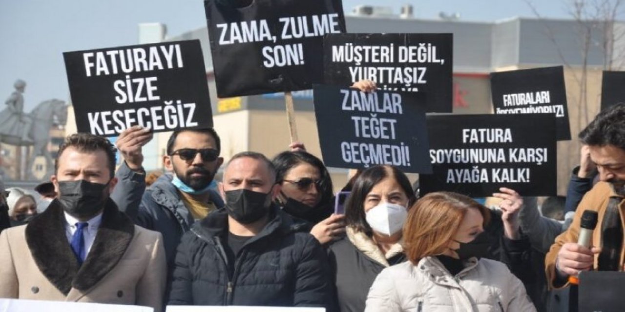 Zam protestosu: Telefonlarını, hesap makinelerini yaktılar