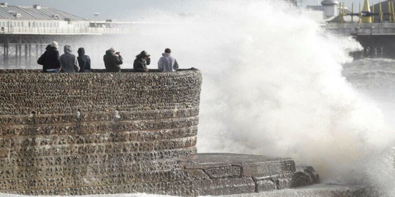 Zeynep kasırgası Avrupa’yı yıktı geçti: En az 9 ölü