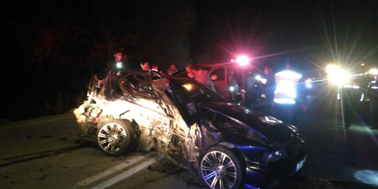 Ağlasun’da otomobiller çarpıştı: 2’si kardeş 3 ölü, 2 yaralı