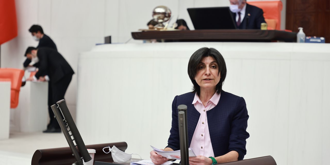 Sibel Özdemir'den Bakan Özer'e: "Öğretim elemanlarına ödenen ücretler arasında ciddi farklılıkların devam etmesinin nedeni nedir"