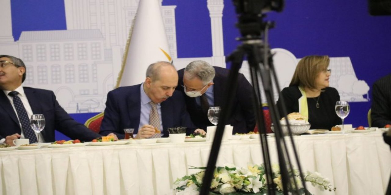 Fatma Şahin 'Tam bir deli' demişti: O rektör, AKP toplantısına katıldı