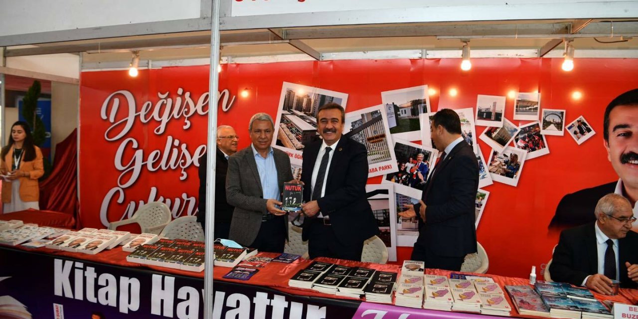 Çukurova Belediye Başkanı Soner Çetin kitap fuarında