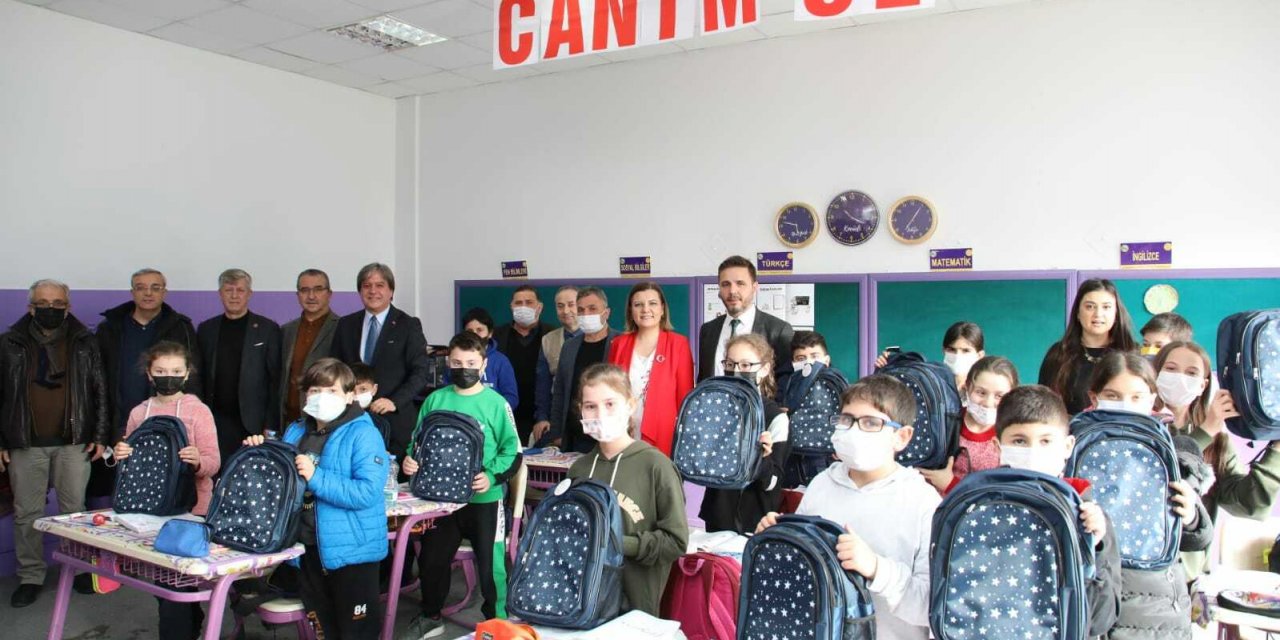 İzmit Belediye Başkanı Hürriyet, köy okullarına eğitim desteğini sürdürüyor