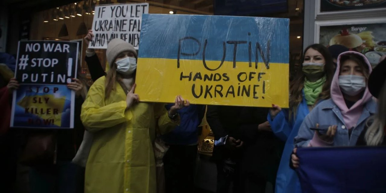 Ukraynalılardan Rusya Başkonsolosluğu önünde protesto