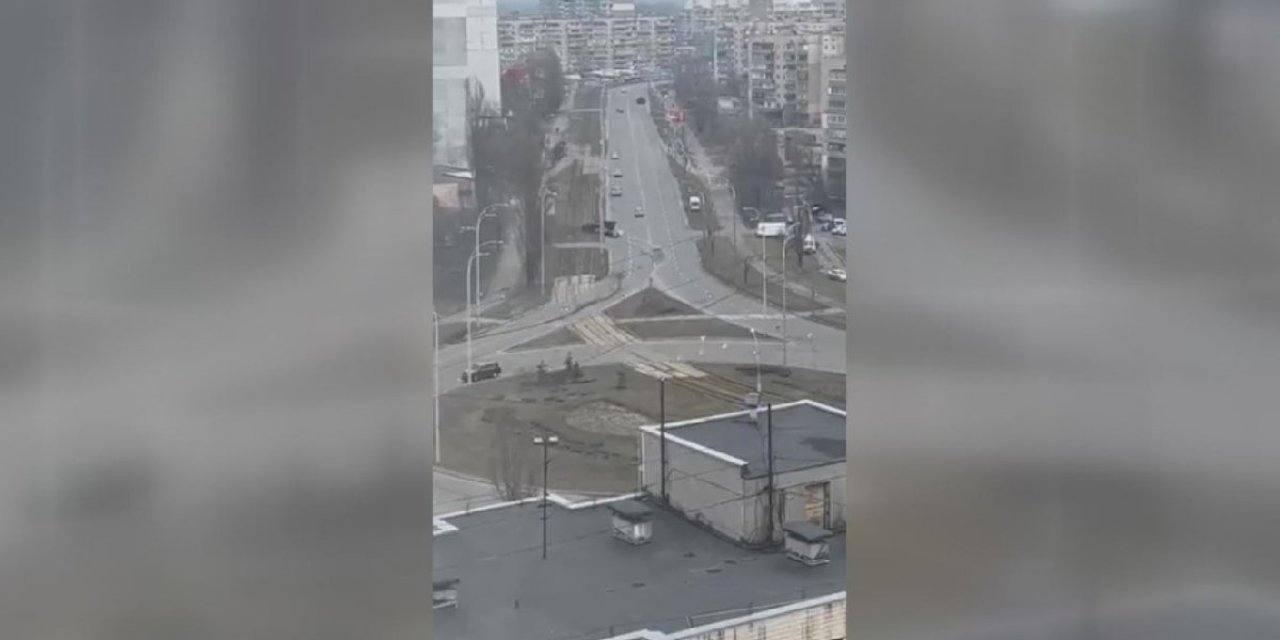 Sosyal medyayı ayağa kaldıran görüntü: Rus tankı otomobili ezdi