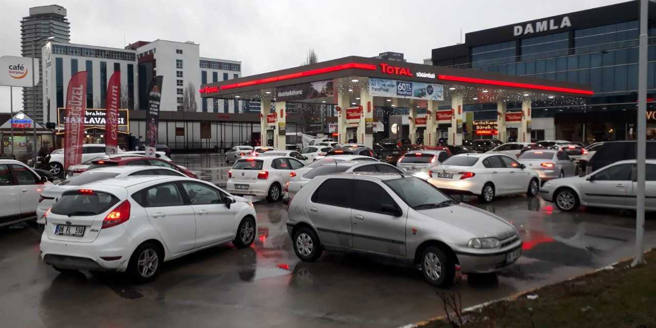 Akaryakıt zammı öncesi benzin istasyonlarında kuyruk