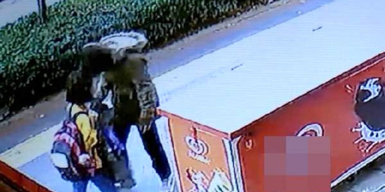Şoke eden görüntü! Küçük kızın yolunu kesip yüzüne tükürdü!
