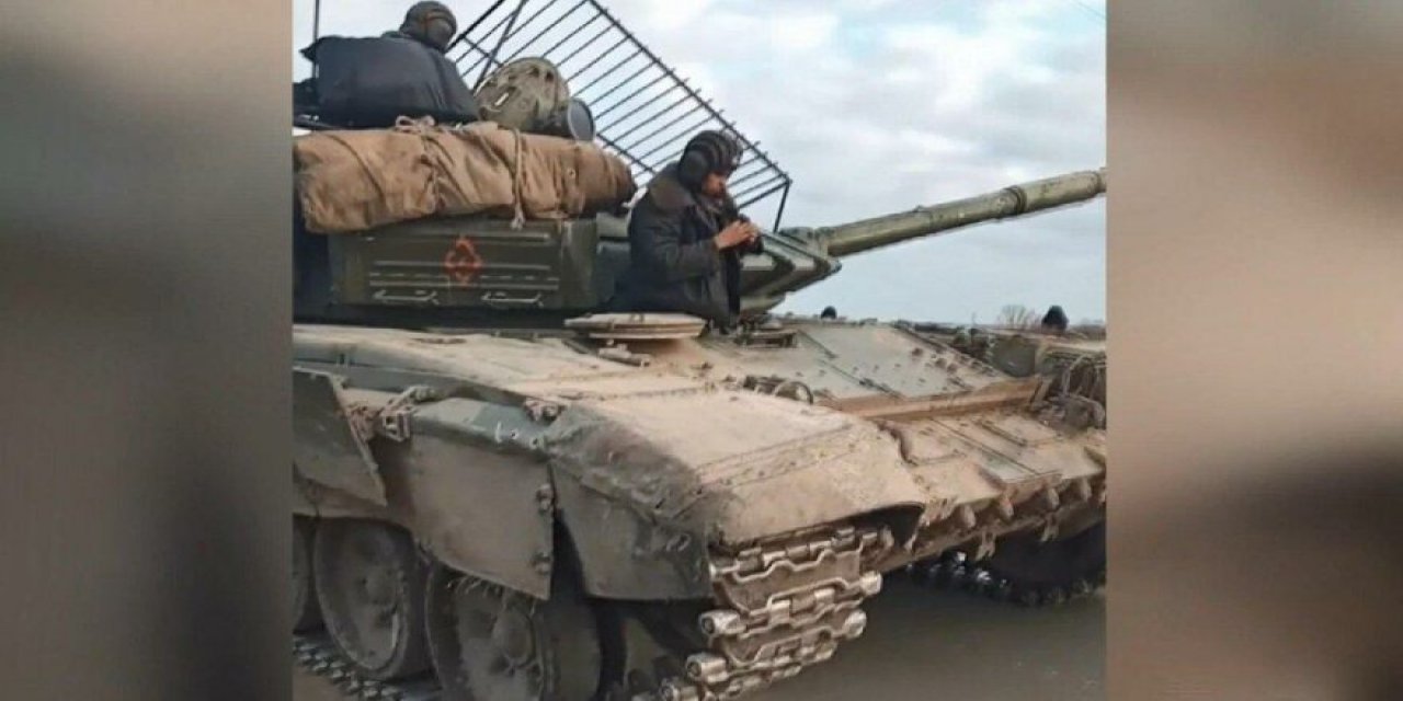 Ukrayna’da silahlanan siviller Rus tankını durdurdu