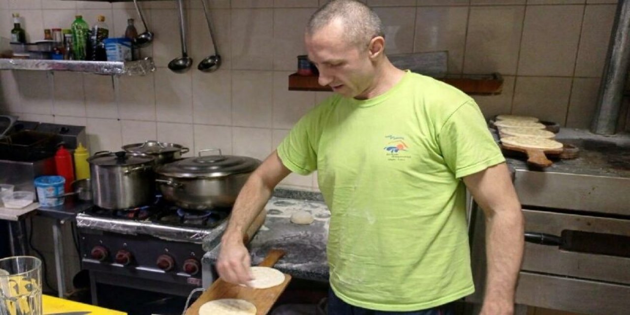 Türk aşçı, sığınakta Ukraynalı askerler için yemek yapıyor