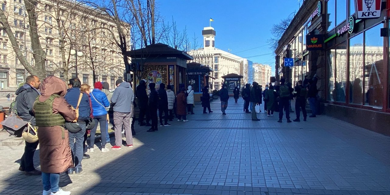 Kiev’de sokağa çıkma yasağı kalktı; halk marketlere akın etti