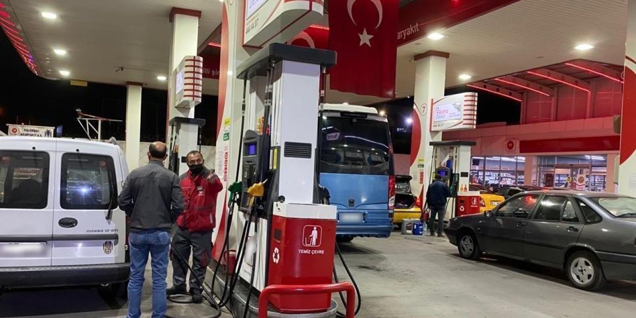 Benzin ve motorine zam geldi. İkisinin de litre fiyatı 17 TL'yi aştı