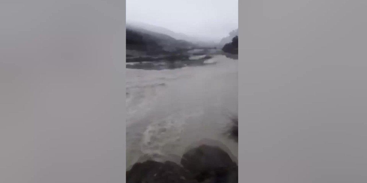 Sinop'ta köprü yıkıldı, veliler çocuklarını sırtlarında taşıdı