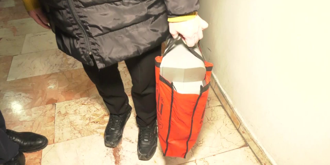 Yol parası için çocuklarının tabletini sattı