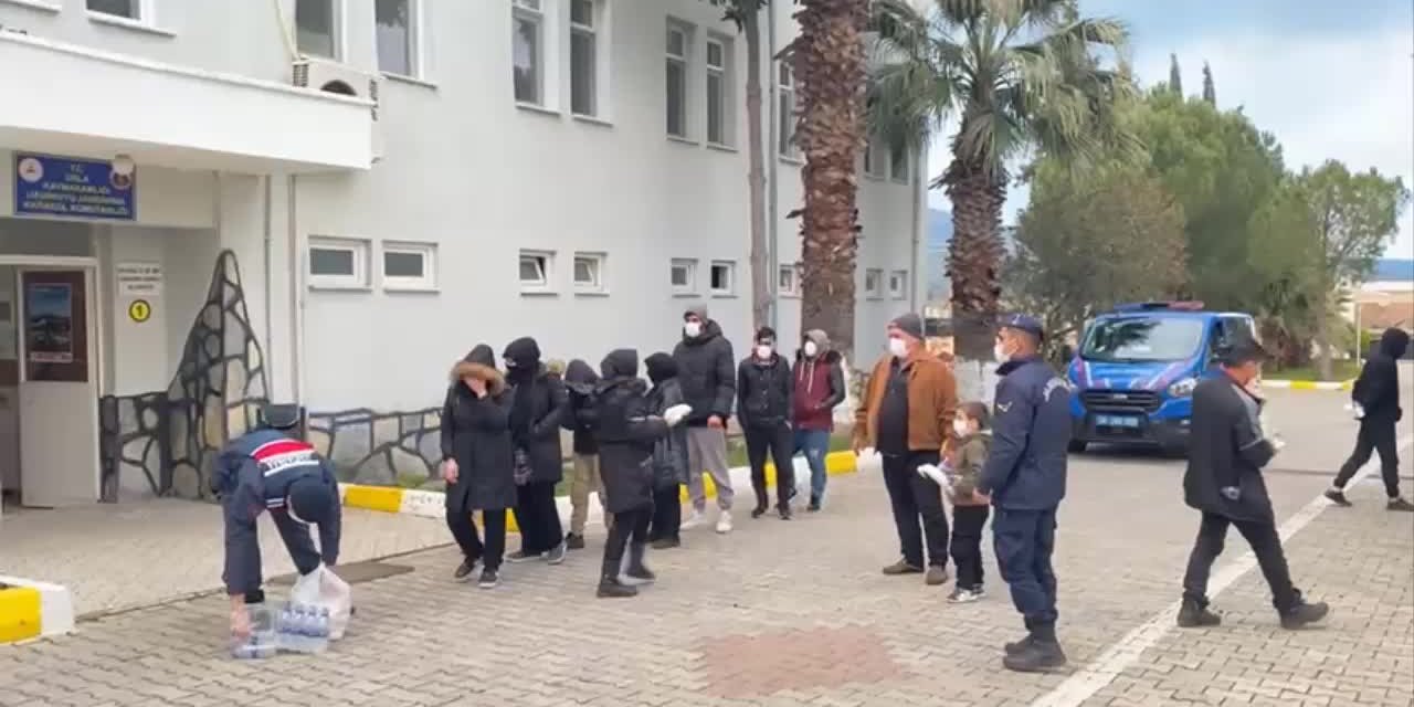 Urla'da iki kamyon durduruldu: 152 düzensiz göçmen yakalandı