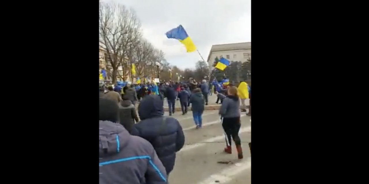 Rusya'nın kontrolü ele geçirdiği Herson'da Ukraynalılar sokağa döküldü