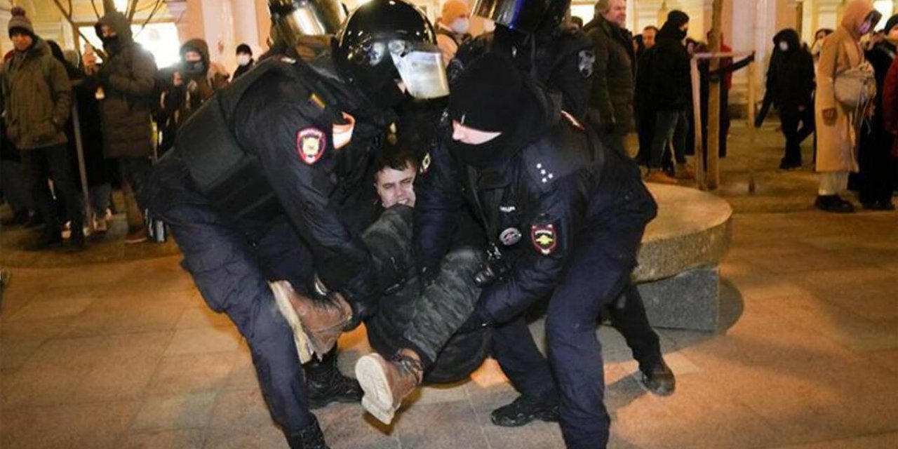 Rusya’daki savaş karşıtı gösterilerde 1400’e yakın gözaltı var