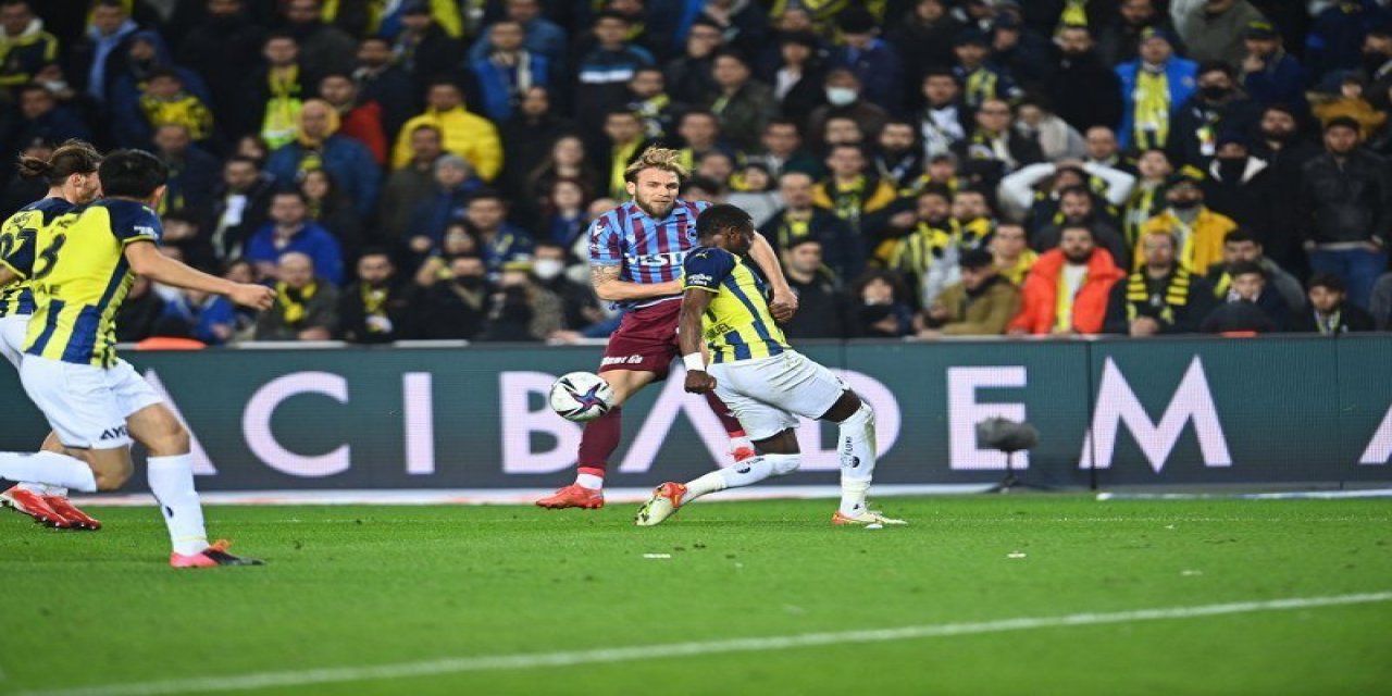 Fenerbahçe sahasında Trabzonspor'a karşı maç kaybetmeme serisini sürdürdü.