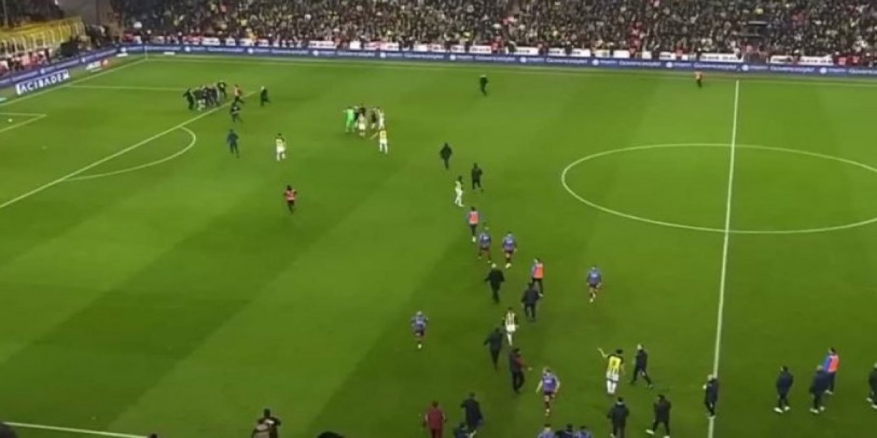 Taraftar sahaya atladı: Hakem Zorbay Küçük'ü Fenerbahçeli futbolcular korudu