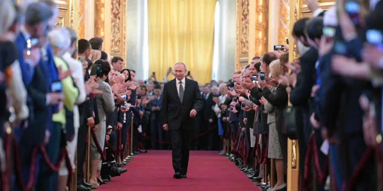 Putin'in yürüyüşü gündem oldu: Sağ kolu neden sabit?