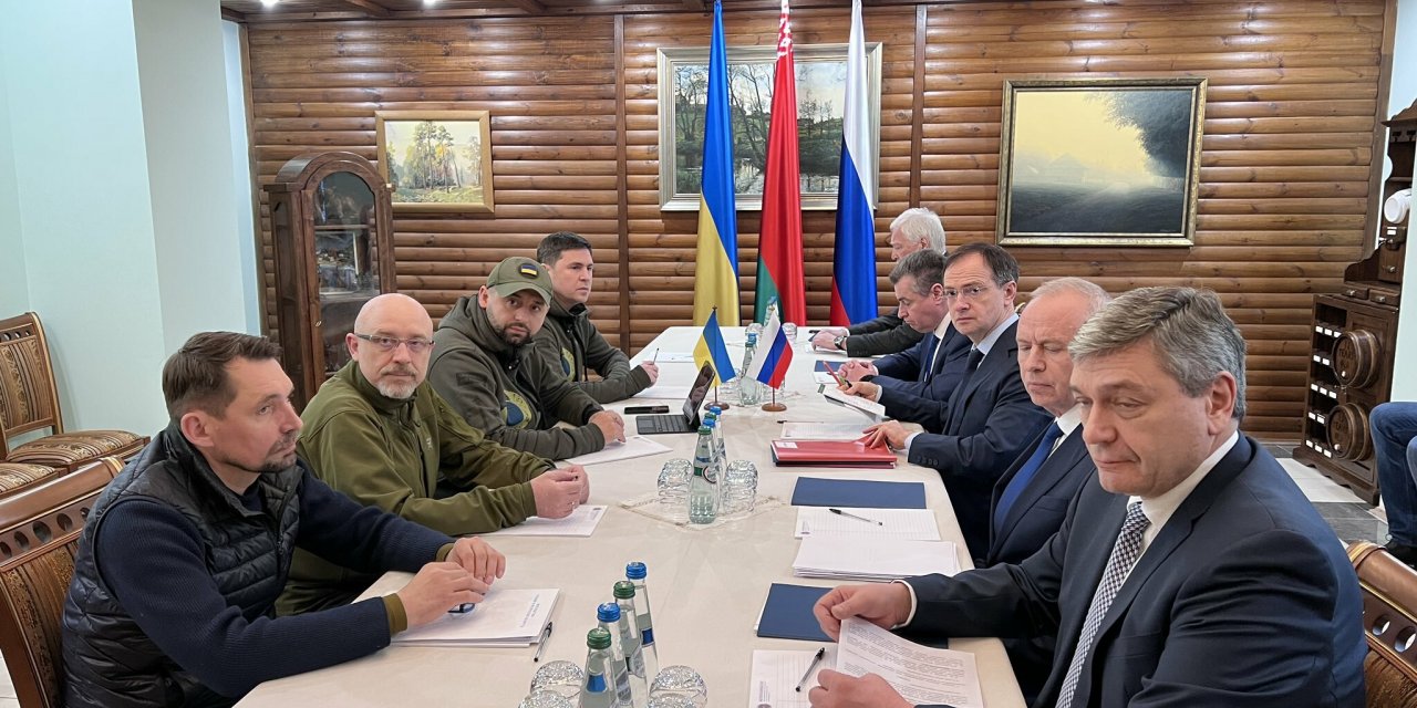 ZELENSKİ'NİN SÖZCÜSÜ PODOLYAK: "İNSANİ YARDIM KORİDORLARININ LOJİSTİĞİ KONUSUNDA OLUMLU GELİŞMELER VAR"