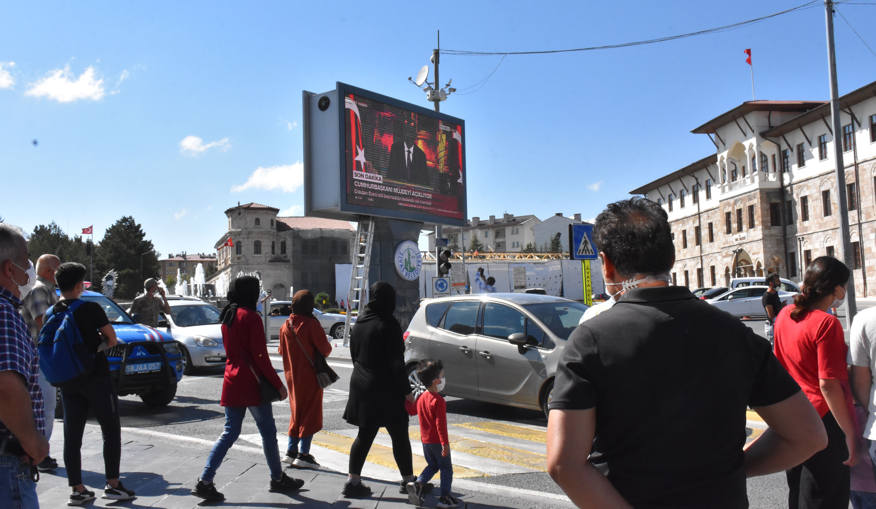 Sivaslılar, Cumhurbaşkanı Erdoğan'ın müjdesini dev ekrandan takip etti