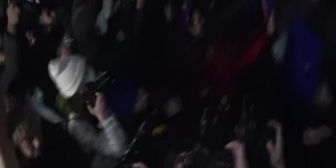 TAKSİM’DEKİ“ FEMİNİST GECE YÜRÜYÜŞÜ”: KADINLAR BARİKATLARI AŞTI