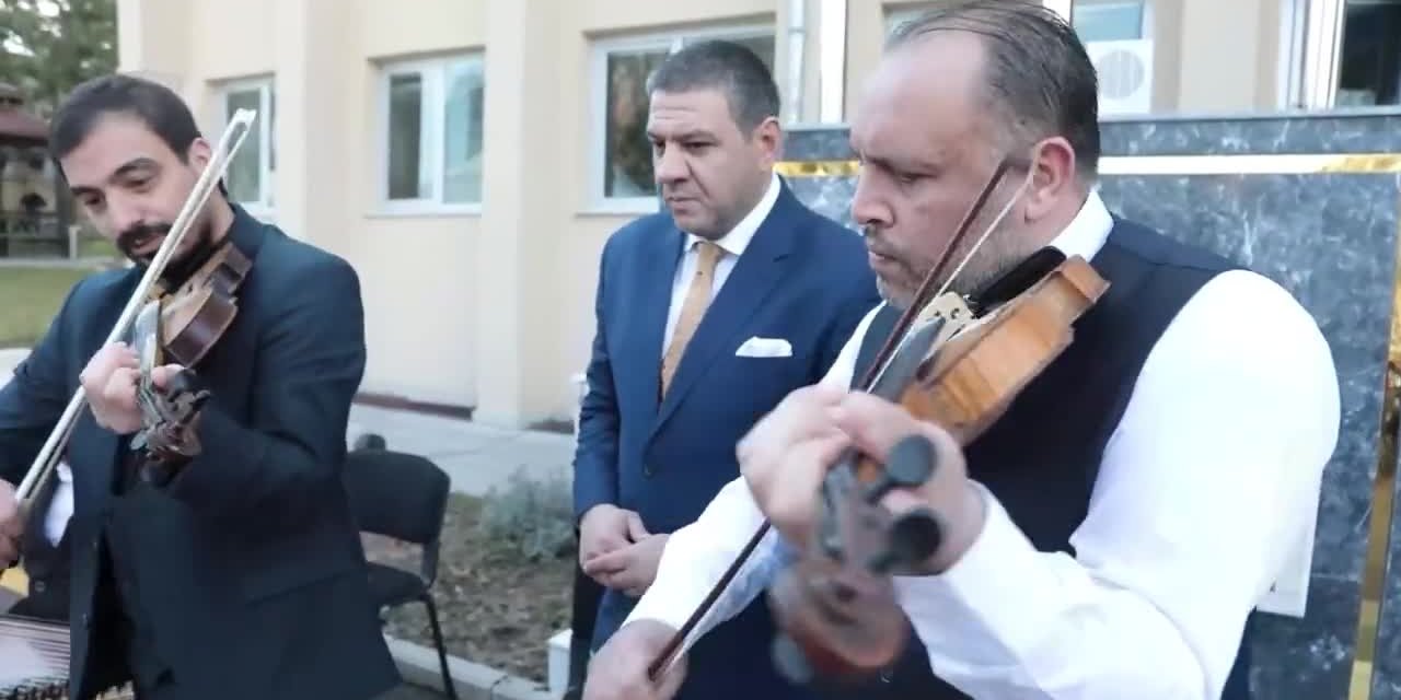 ANKARALI MÜSİZYENLERDEN MANSUR YAVAŞ’A: “YALAN DOLAN BİLMEDİN, DAR GÜNÜMDE GİTMEDİN, SEN BİZİ HİÇÜZMEDİN, SELAM SANA MANSUR BAŞKAN”