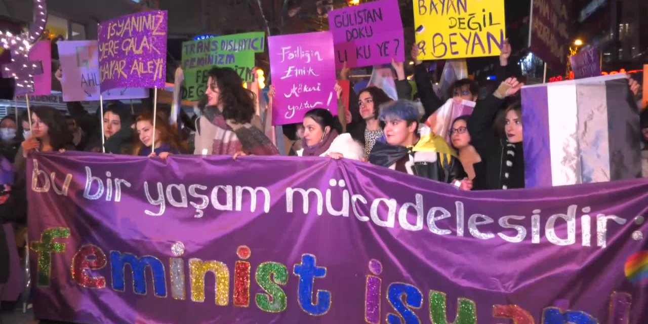 ANKARA'DA "FEMİNİST GECE YÜRÜYÜŞÜ": "BİZ İSTİYORUZ Kİ SAVAŞIN, SÖMÜRÜRÜN, ERKEK ŞİDDETİNİN OLMADIĞI BİR DÜNYADA YAŞAYALIM"