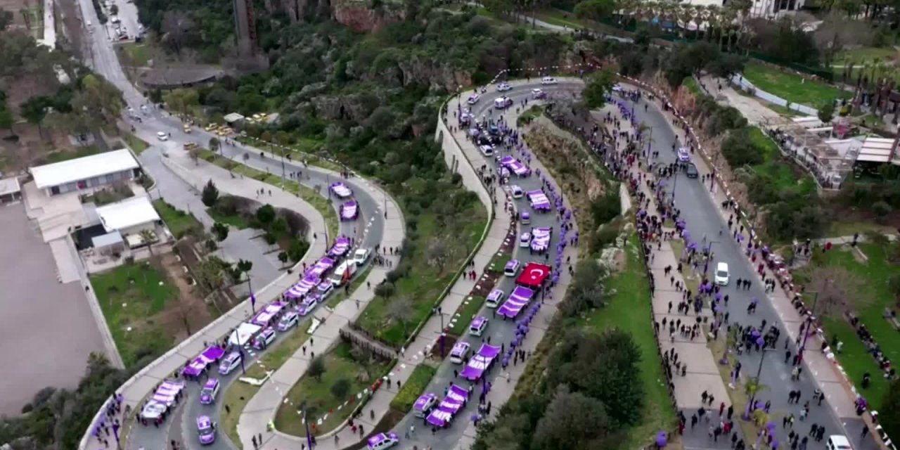 ANTALYA’DA KADINLAR ŞİDDETE KARŞI MOR ŞEMSİYELER İLE YÜRÜDÜ