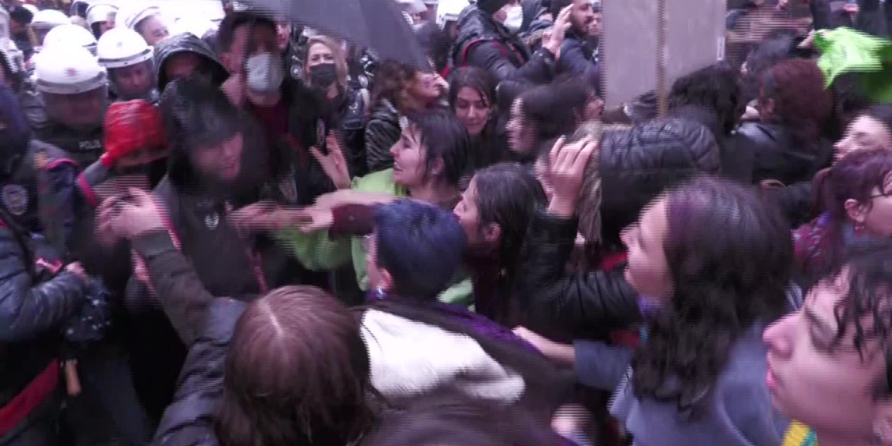 İZMİR'DE KADINLAR GÜNÜ YÜRÜYÜŞÜNDE ARBEDE YAŞANDI. KADINLAR DİRENDİ POLİS BARİKATI KALKTI