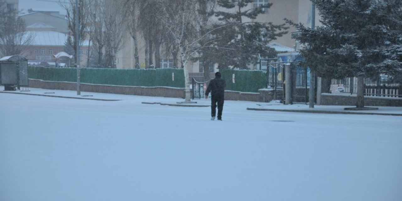 Kars’ta 3 ilçede eğitime kar engeli