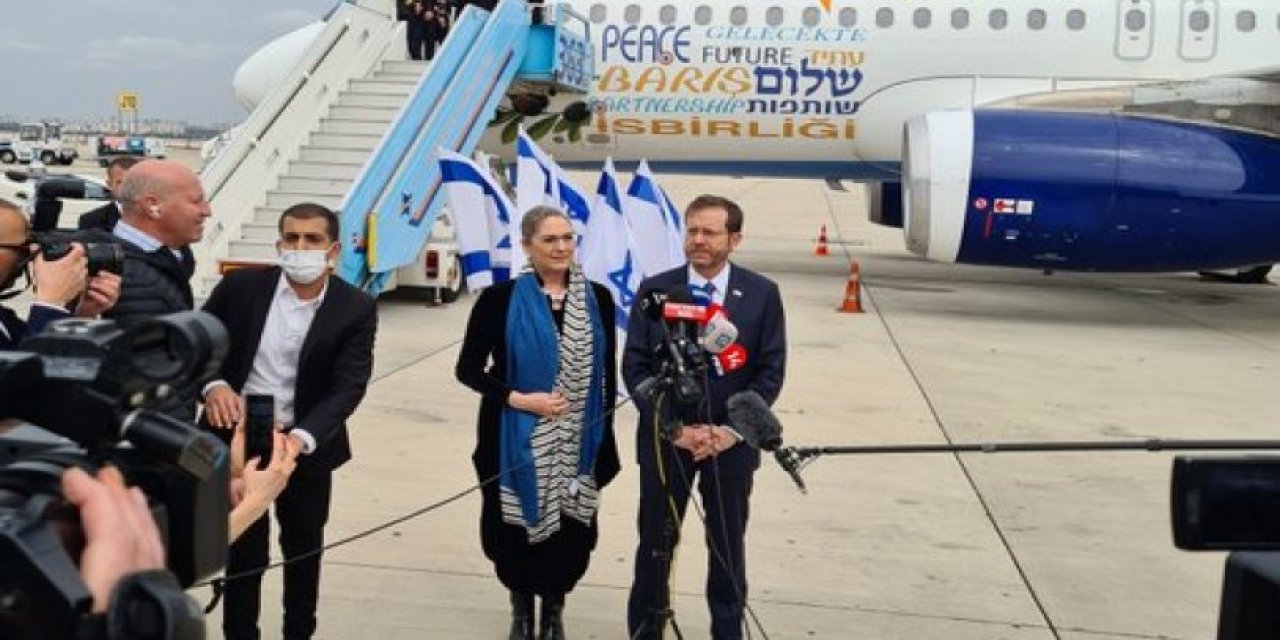 Ankara'ya gelen İsrail Cumhurbaşkanı'nın uçağında dikkat çeken Türkçe mesajlar