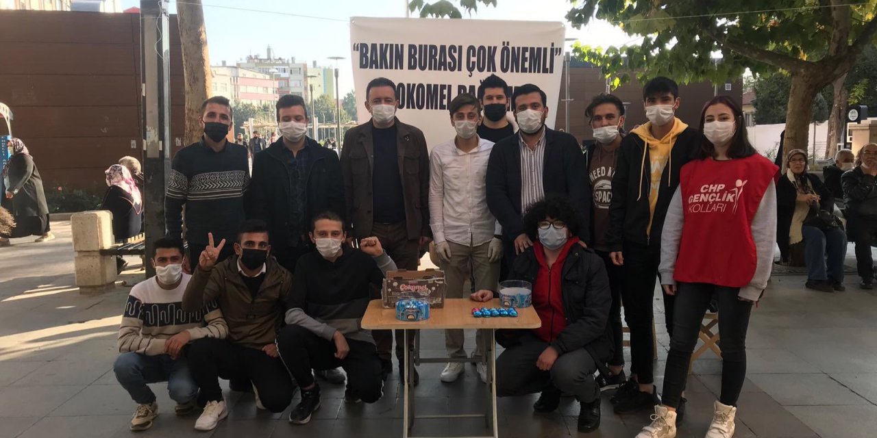 CHP’li gençler Berat Albayrak’ın istifası sonrası ‘Çokomelli’ eylemdeler