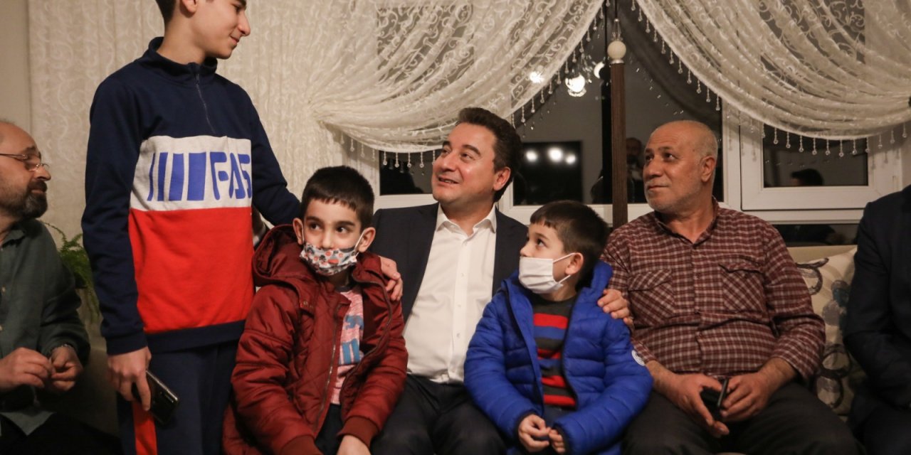 Babacan, Mamak'ta yurttaşları evlerinde ziyaret etti