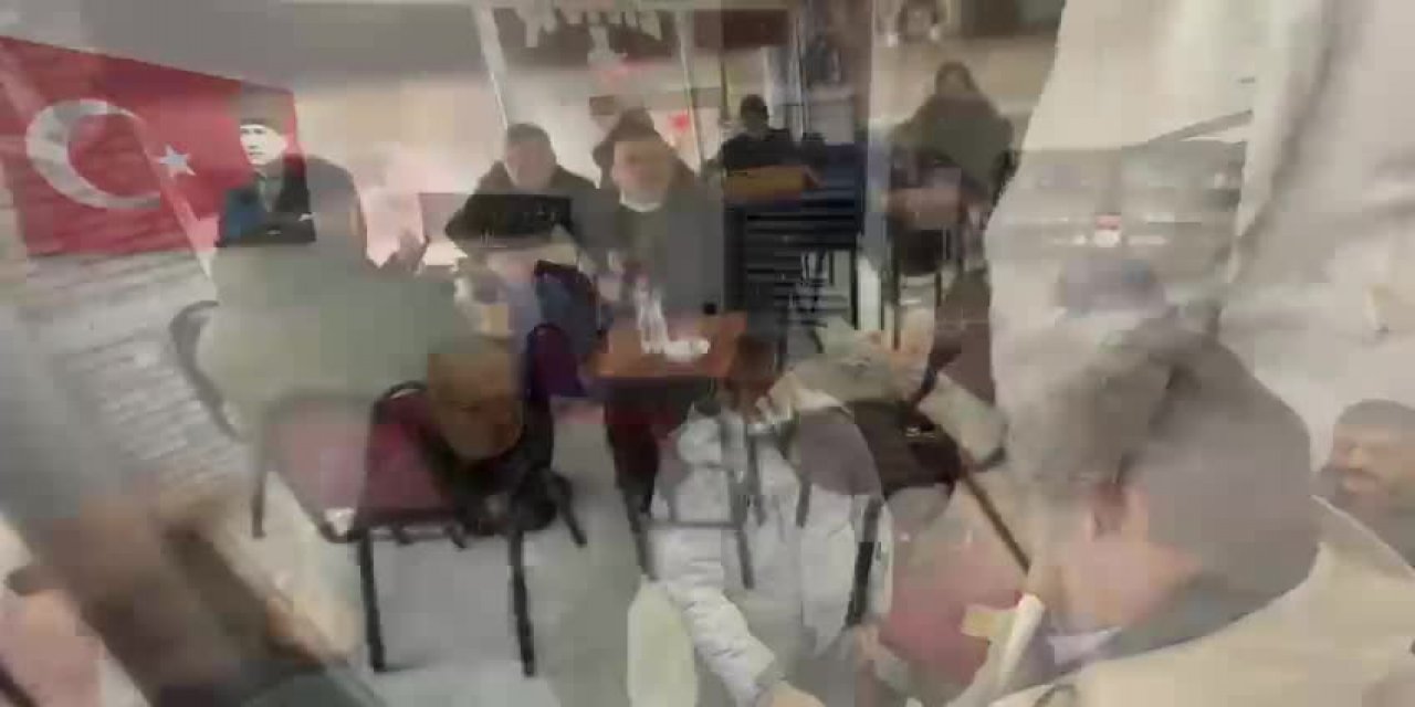 CHP'Lİ ERDOĞDU AMASRA'DA: BİR TEK KAHVEHANELERDE İNSANLAR VAR. ONLAR DA SUSMUŞLAR. VATANDAŞ SUSMUŞSA İKTİDAR BUNLARDAN DERS ÇIKARMALI