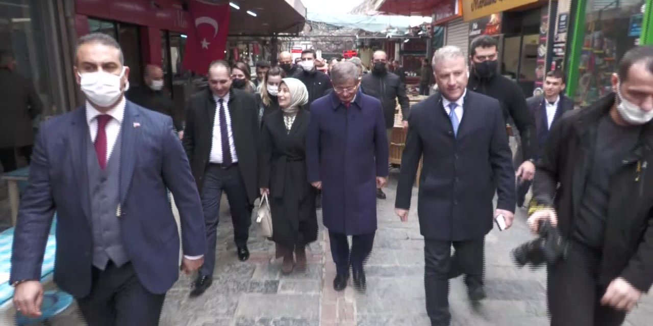 İZMİR'DE SOYER'DEN DAVUTOĞLU'NA ZEYTİN FİDANI HEDİYESİ: "ZEYTİNLİK KAYBETMEYE MEMLEKETİN TAHAMMÜLÜ YOK, YANLIŞTAN DÖNÜLMELİ"