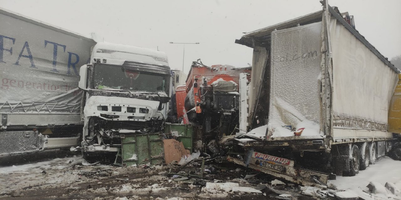 Kuzey Marmara Otoyolu'nda 4 TIR birbirine girdi