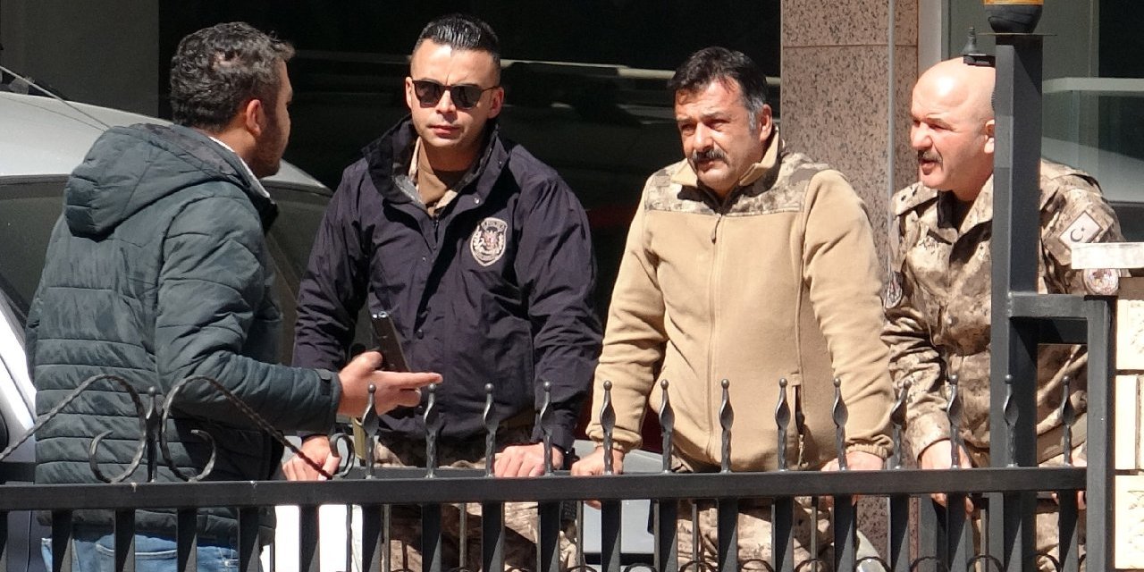 Kendisi gibi polis olan eşinin silahı kapıp havaya ateş etti: Uzun uğraşlarla ikna edildi