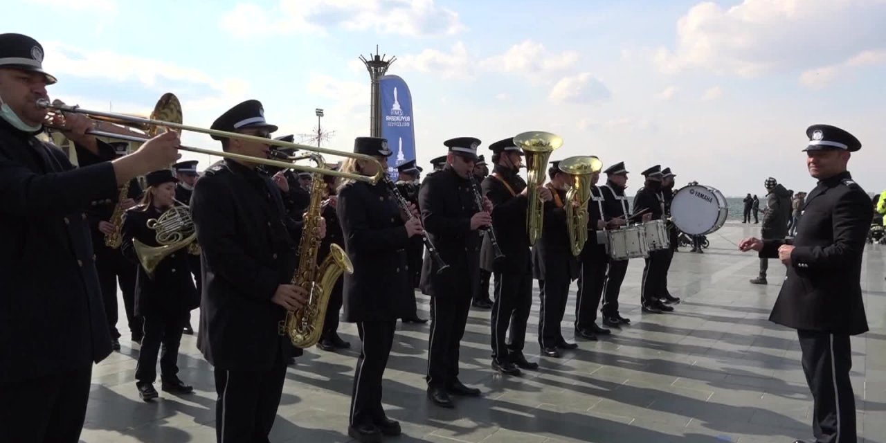 İZMİR'DE İSTİKLAL MARŞI'NIN KABULÜNÜN 101. YILI KUTLANDI