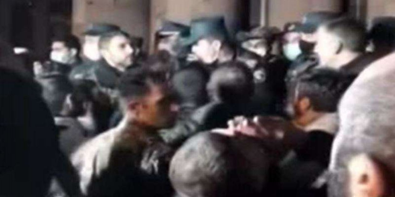 Ermenistan’da ortalık karıştı, halk hükümet binasını  bastı