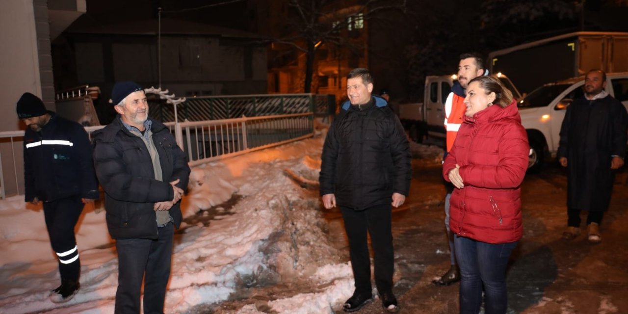 İzmit Belediye Başkanı Hürriyet, gece boyunca kar mesaisindeydi