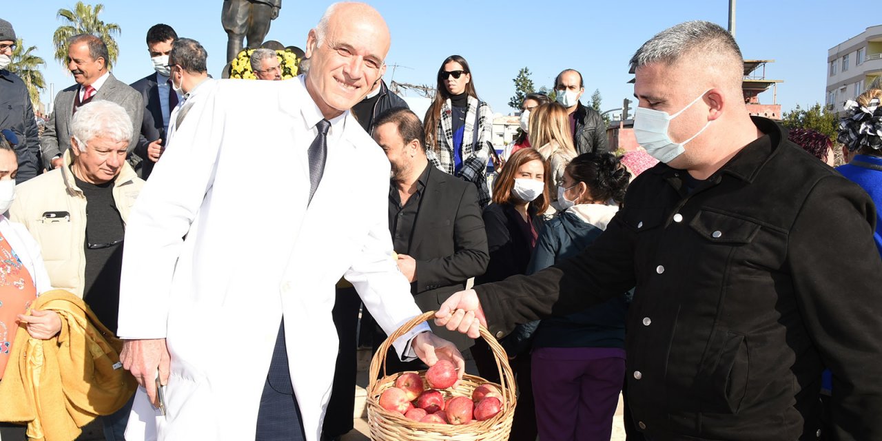 Tarsus'ta doktorlar Cumhuriyet Meydanı'nda buluştu