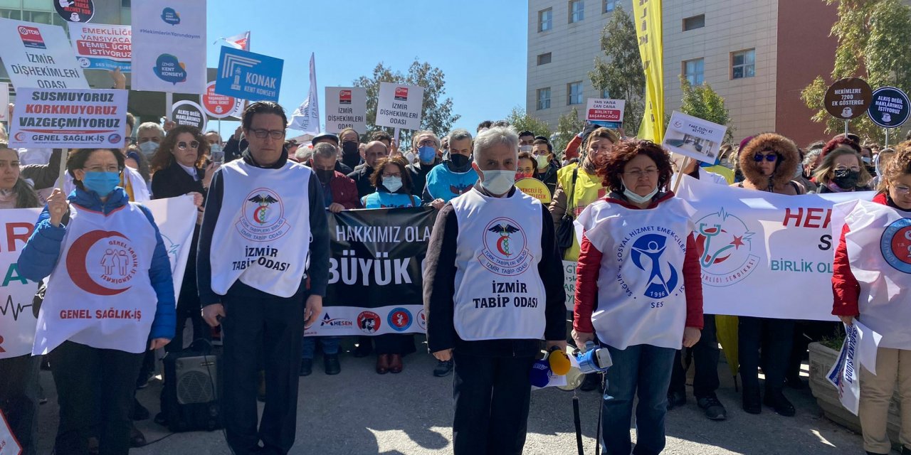 İzmir'de sağlık çalışanları iş bıraktı: "Emeğimiz, sağlığımız, geleceğimiz için g(ö)revdeyiz"