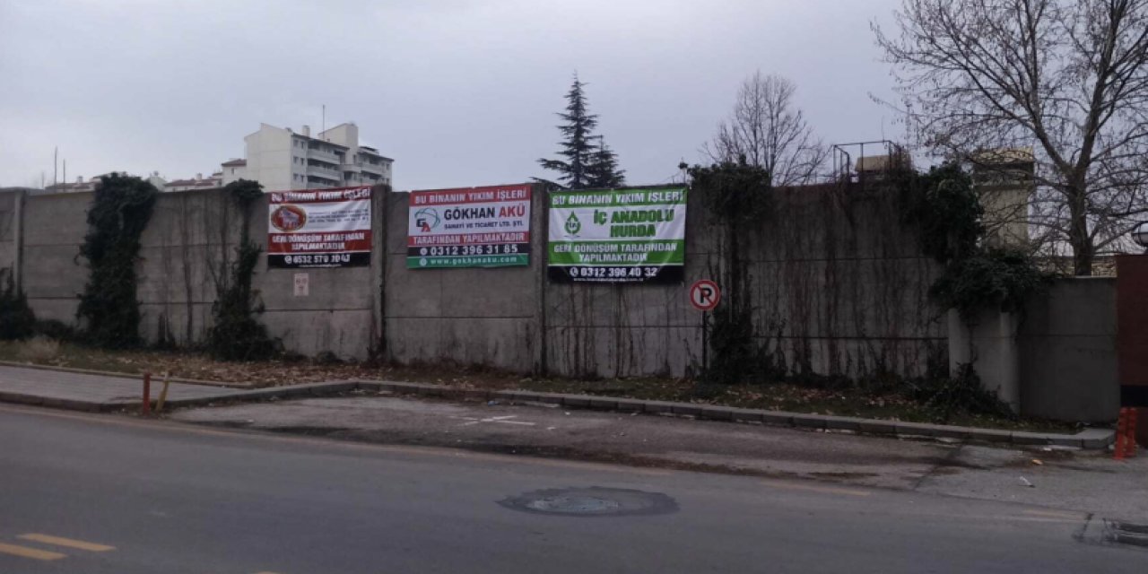 Yıkım işlemi başlatılan eski MİT binasında 'asbest' şüphesi