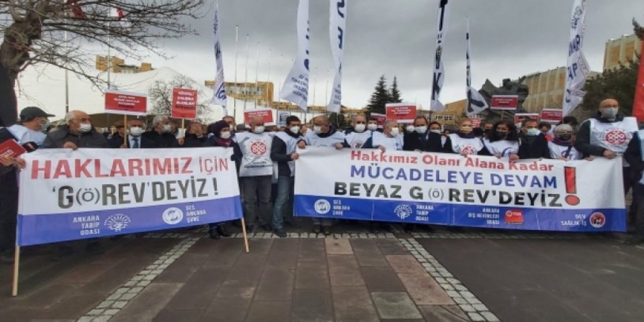 G(ö)revdeyiz diyen hekimler ikinci günde de iş bıraktı: Şiddete ve yurttaşın yaşadığı sorunlara dikkat çekildi