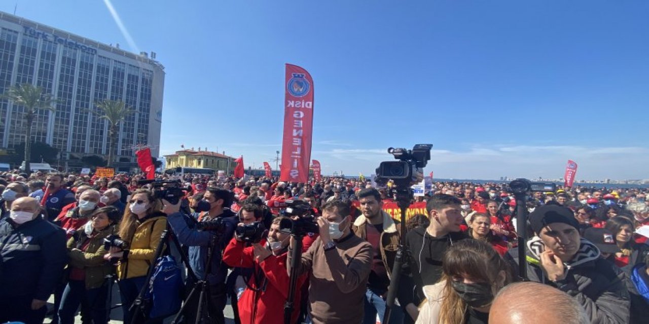 DİSK'in eylemine binlerce emekçi katıldı: 'Hayat pahalı, emek ucuz', 'Hükümet istifa'