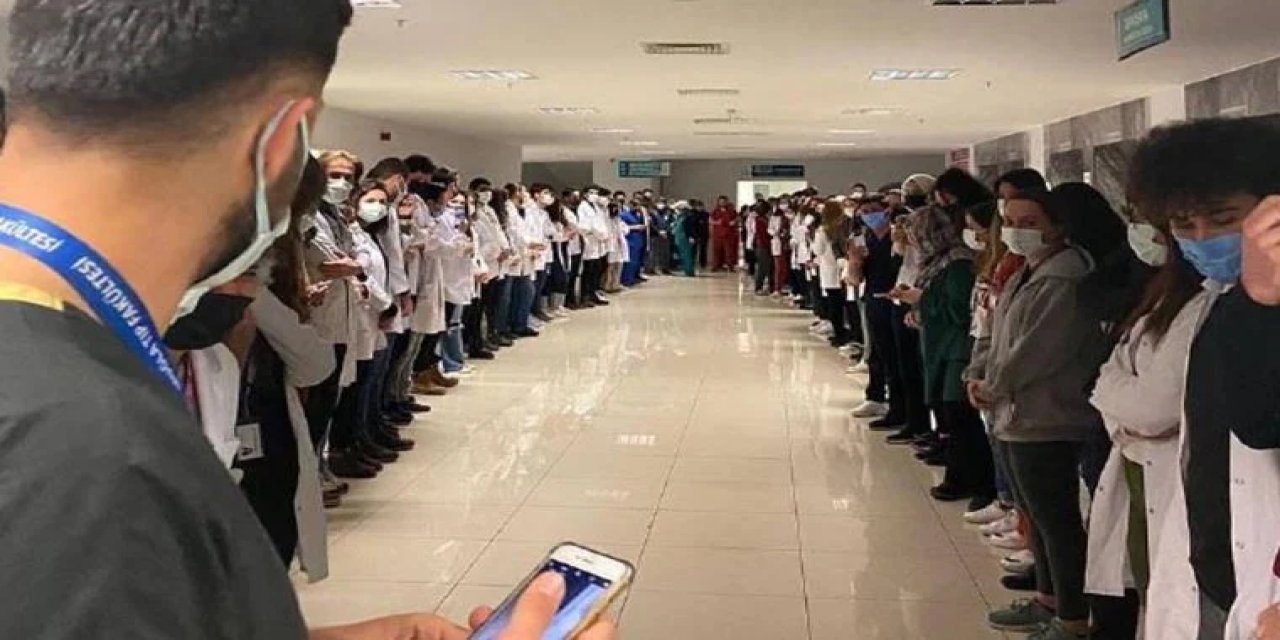 Doktoru darbeden uzman çavuş taburcu edilirken, sağlıkçılardan alkışlı protesto